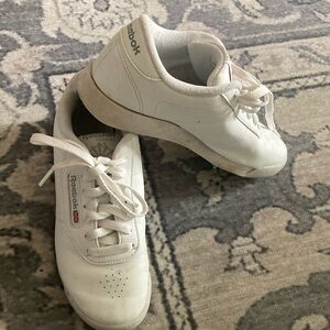 Reebok size 7 white classic gym shoes